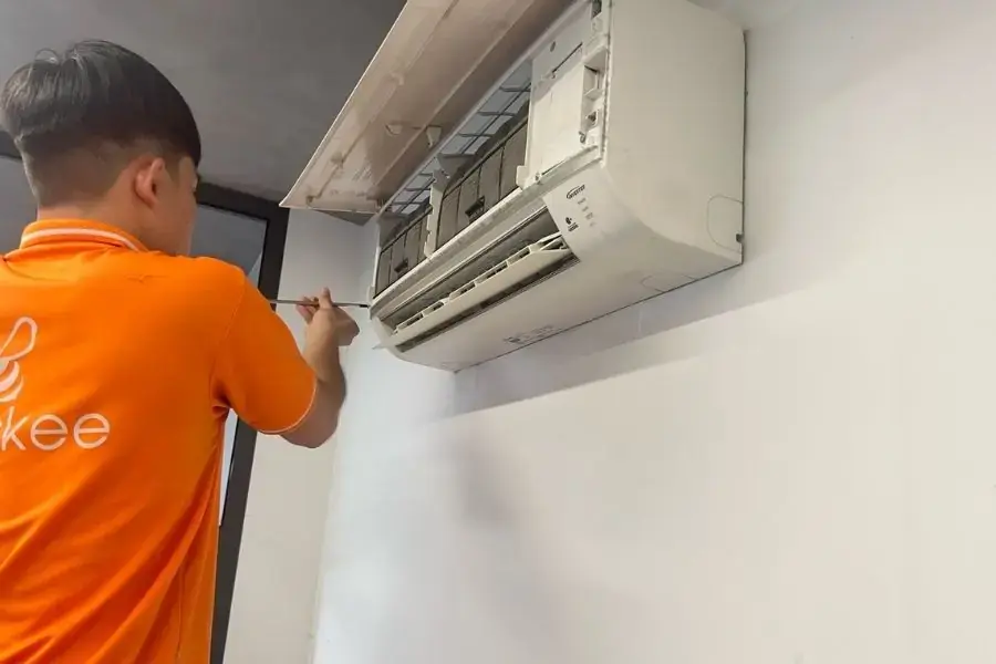 Tasker tháo các bộ phận của máy lạnh để vệ sinh.
