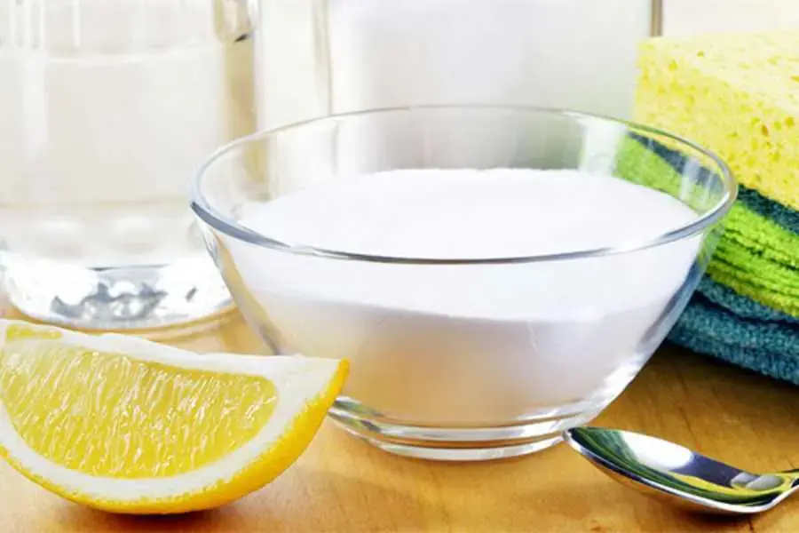 Các nguyên liệu có thể vệ sinh kính cận tại nhà như soda, giấm,...