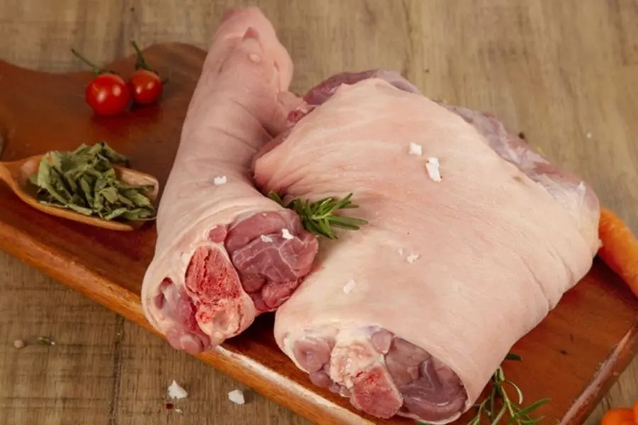 Chân giò trong mâm cúng chạp mả.