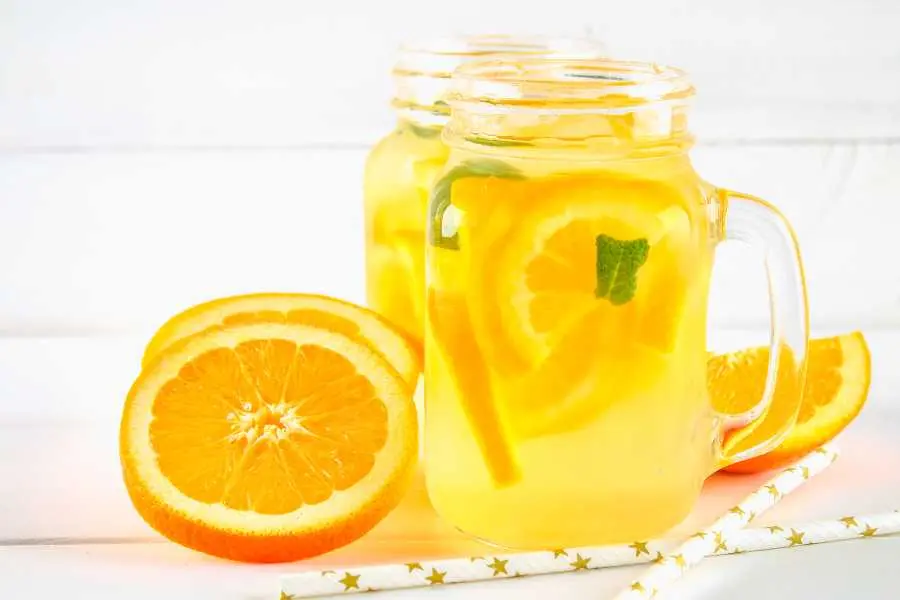 Nước detox cam dứa cung cấp các loại vitamin như C, B1, B2.