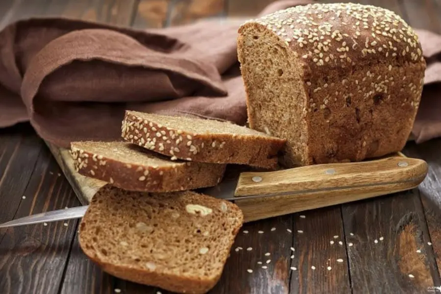 Bánh mì nướng hoa quả ngũ cốc thơm ngon và bắt mắt.