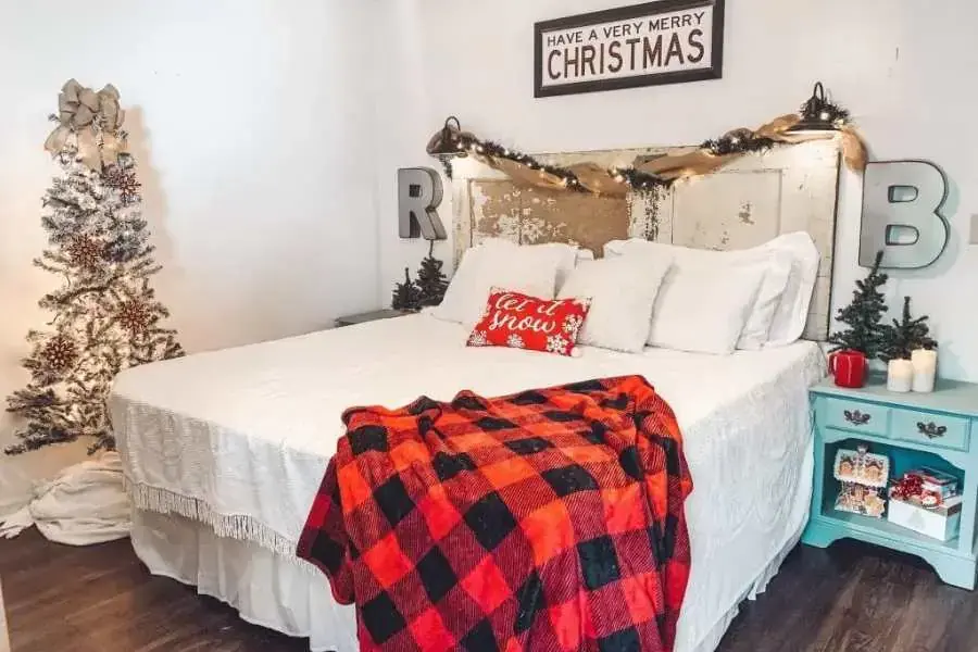 Trang trí Noel tại nhà cho khu vực phòng ngủ với cây thông mini, đèn led và tranh trang trí đơn giản. 