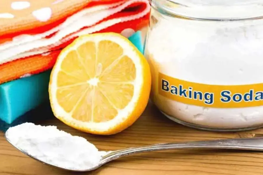 Tẩy áo trắng bị dính màu bằng bột Baking Soda
