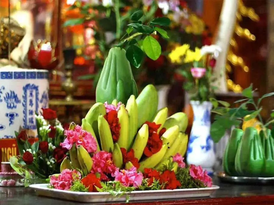 Sau khi dọn dẹp bàn thờ, bạn có thể chọn chưng các loại hoa và trái cây tươi mới. (Nguồn: Gotrangtri.vn) 
