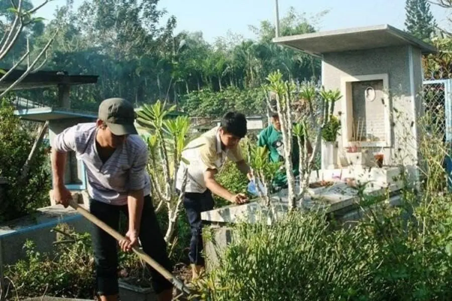 Chuẩn bị dụng cụ để dọn dẹp mộ phần ông bà, tổ tiên.