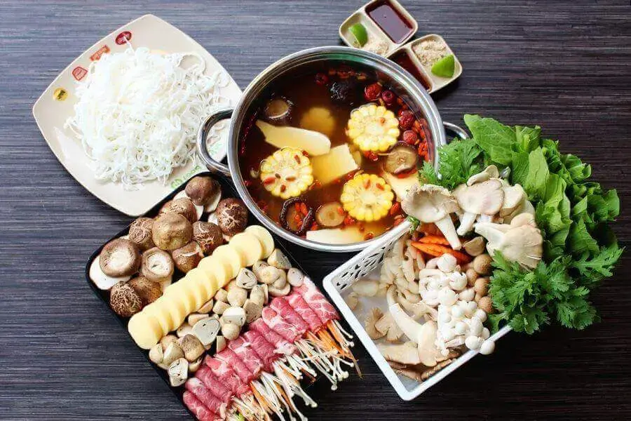 Lẩu bò và lẩu gà là những món ăn chính tiết kiệm kinh tế