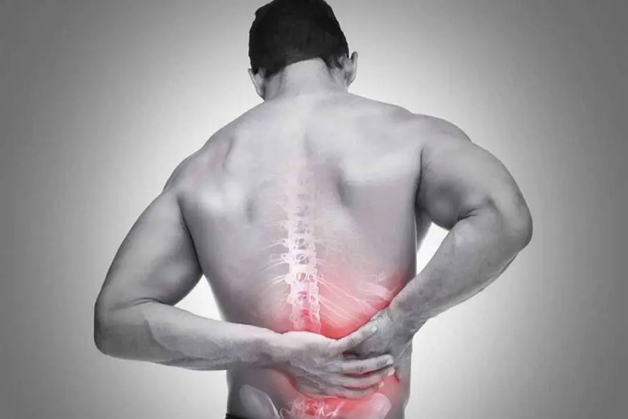 Các triệu chứng đau lưng thường xảy ra đột ngột, âm ỉ, kéo dài