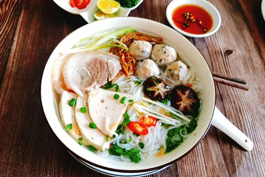 Bún mọc đặc trưng với nước lèo thanh mát, thơm ngon