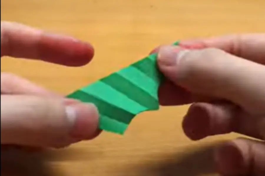 Gấp mép dưới của khối vừa cắt theo hình dích dắc (zigzag).