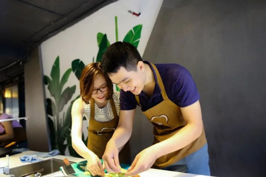 Bạn có thể tặng quà 20/10 cho người yêu bằng một lớp học nấu ăn.