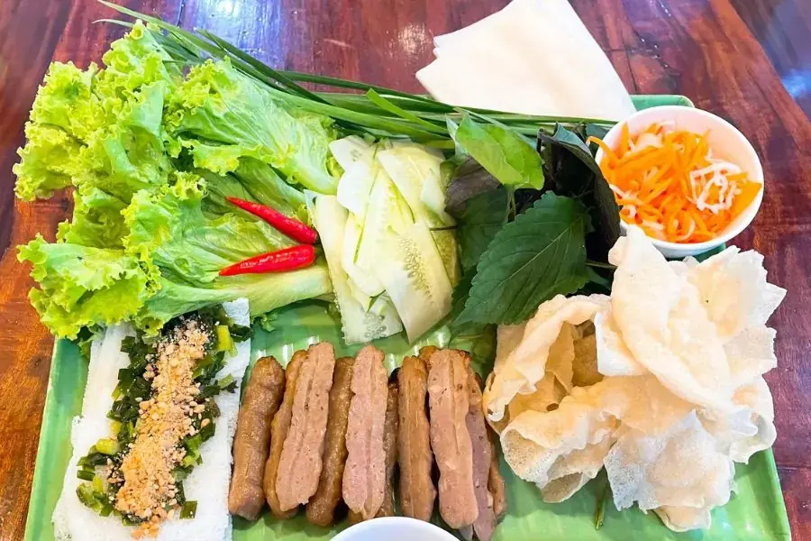 Cuốn bánh tráng với nem nướng dễ ăn, kết hợp hài hòa giữa các nguyên liệu