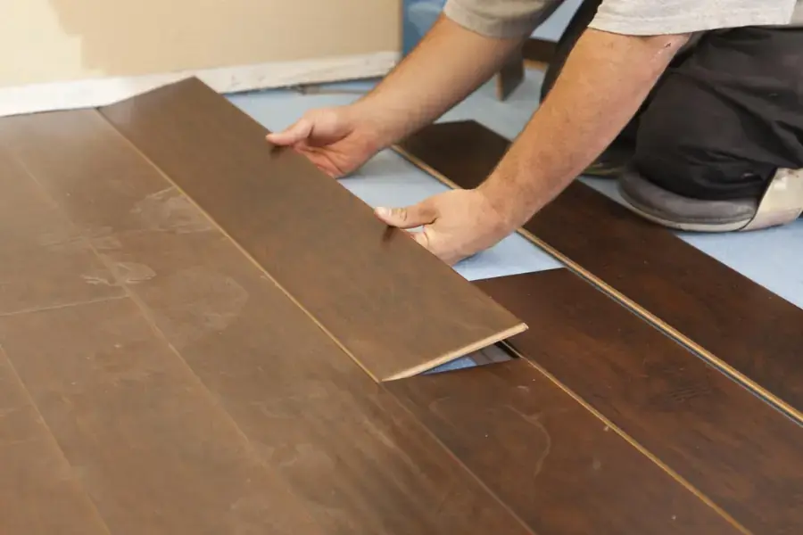 Tháo dỡ các miếng gỗ bị phồng