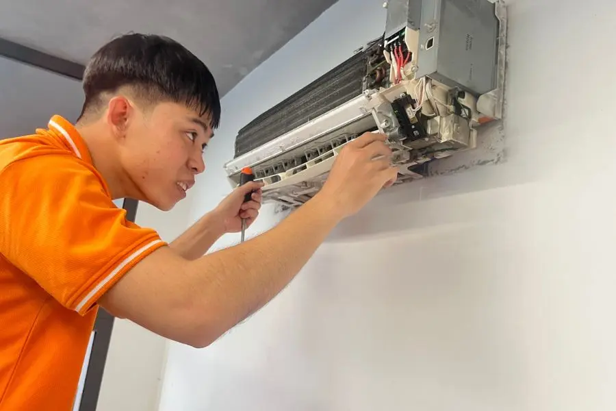 Nên gọi kỹ thuật viên để kiểm tra và sửa chữa điều hòa khi cần thiết.