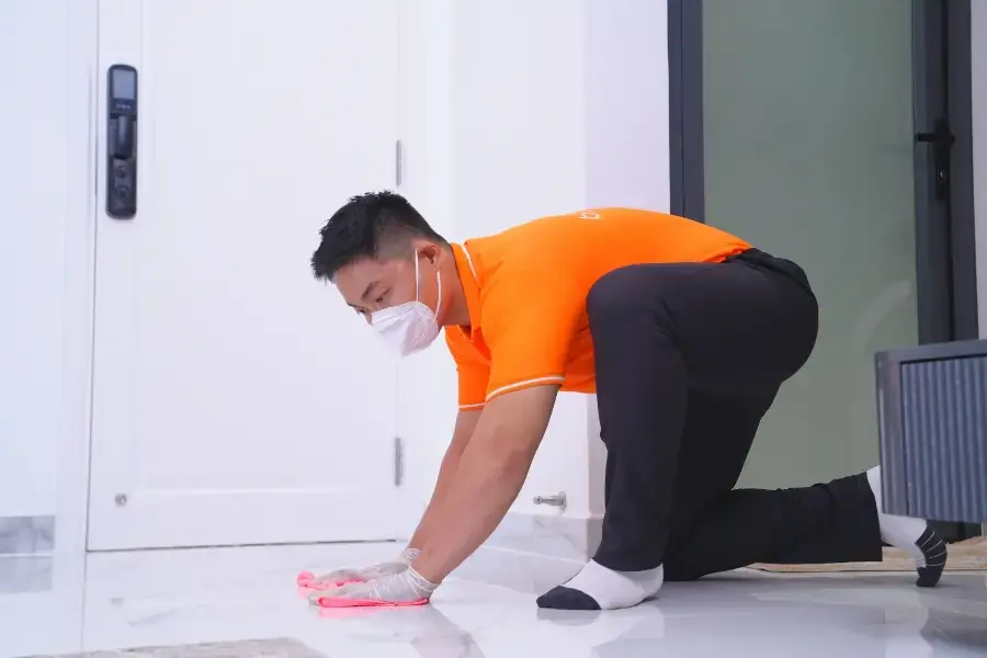 Tasker dọn dẹp bụi bẩn đọng lại trong quá trình vệ sinh máy lạnh. 