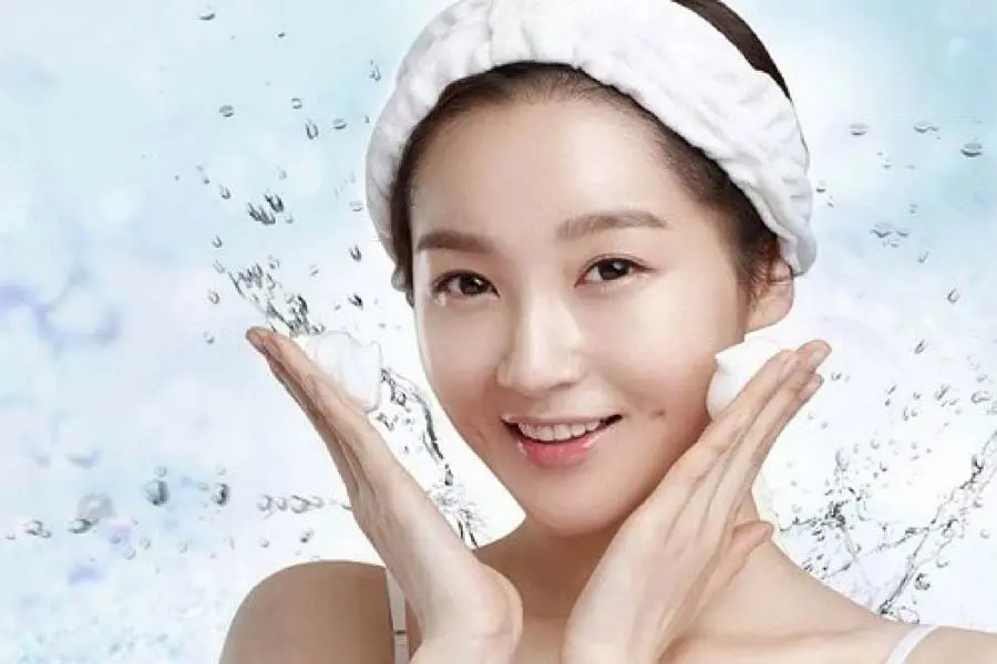 Dưỡng ẩm giúp duy trì độ căng bóng cho da, hạn chế hình thành vết nhăn.