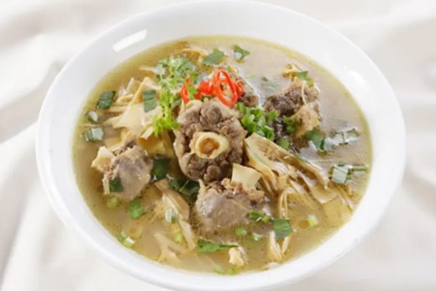 Canh thịt bò hầm măng tươi giàu dinh dưỡng, thích hợp với khẩu vị mọi thành viên trong gia đình.