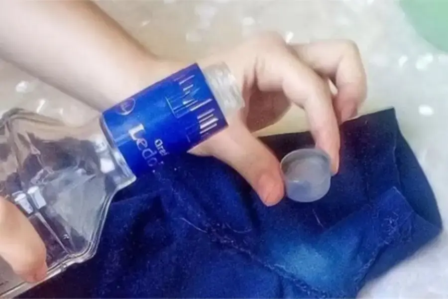 Sử dụng rượu Vodka để tẩy áo trắng bị dính màu