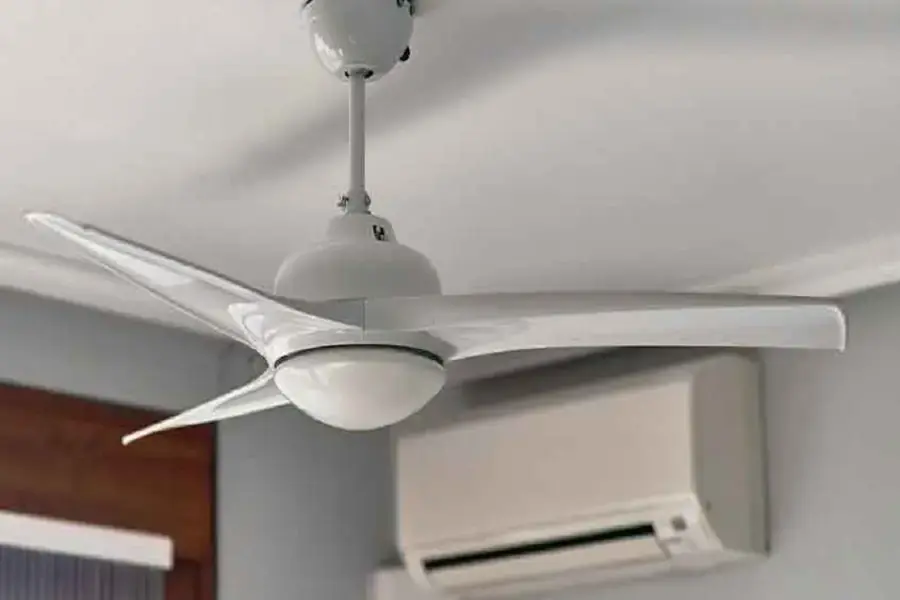 Kết hợp quạt và máy lạnh là cách làm cho máy lạnh lạnh hơn nhưng vẫn tiết kiệm điện (Hình ảnh: Malayala Manorama)
