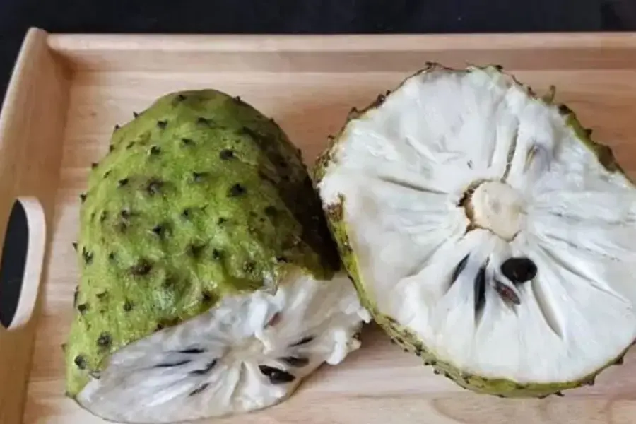 Mãng cầu sau khi rửa sạch, bóc vỏ và loại bỏ hạt
