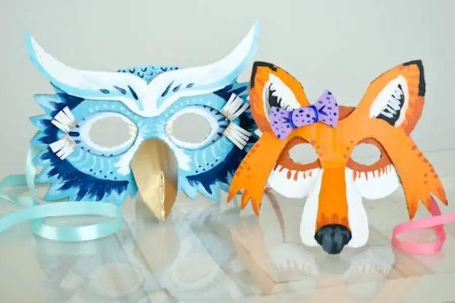 Mặt nạ Halloween với ý tưởng từ hình dáng cáo và cú mèo đa màu sắc.