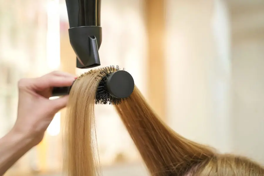 Có thể đến tiệm salo hoặc tự uốn cụp tóc tại nhà.