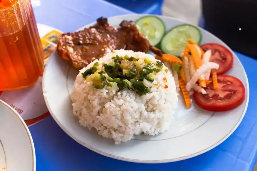 Cơm tấm chứa một lượng lớn calo từ tinh bột và thịt sườn.