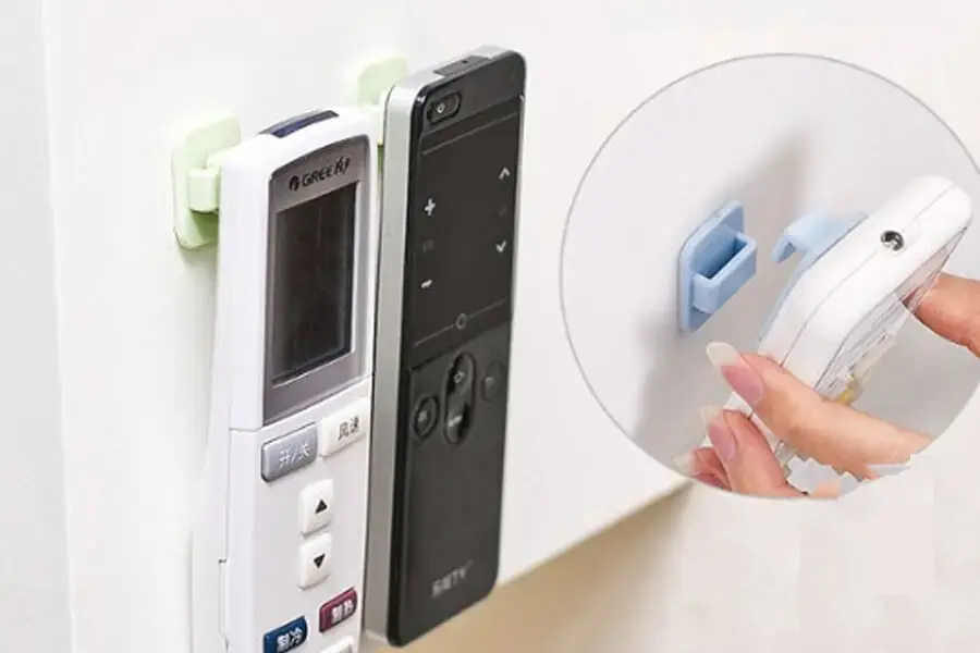 Hoàn trả remote về đúng vị trí ngay sau khi sử dụng sẽ giúp hạn chế remote bị va đập (Hình ảnh: Nikokids)