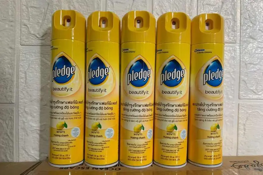 Dung dịch vệ sinh kính Pledge được sử dụng phổ biến