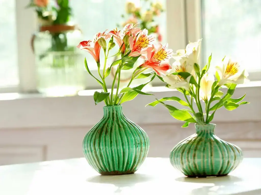 Dùng hoa tươi trang trí ngày tết.