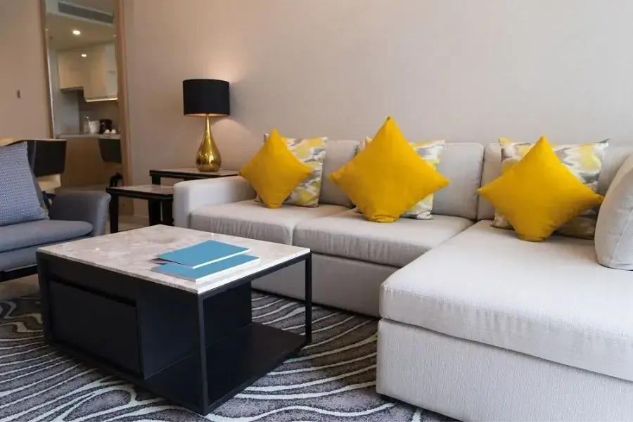 Màu ghế sofa trùng tông với tường nhà giúp tạo cảm giác hài hòa, dễ chịu (Hình ảnh: Architecturelab)