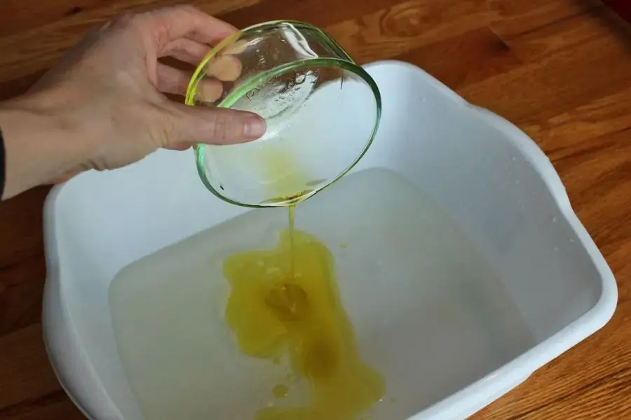 Tẩy băng dính trên gỗ bằng dầu oliu