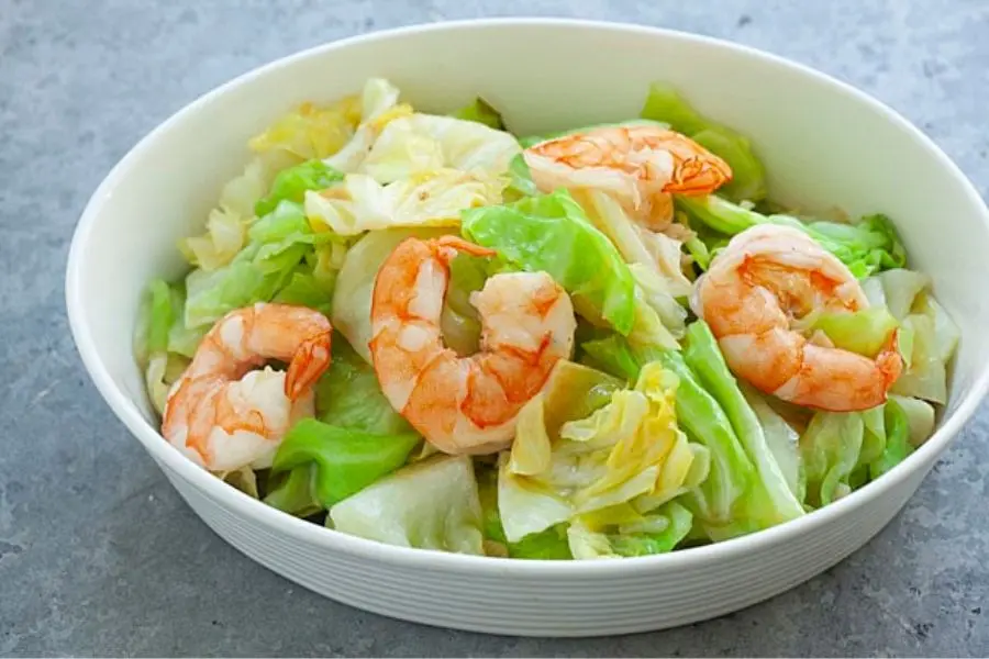 Một trong các món ngon cho bé 2 tuổi biếng ăn là bắp cải xào tôm.