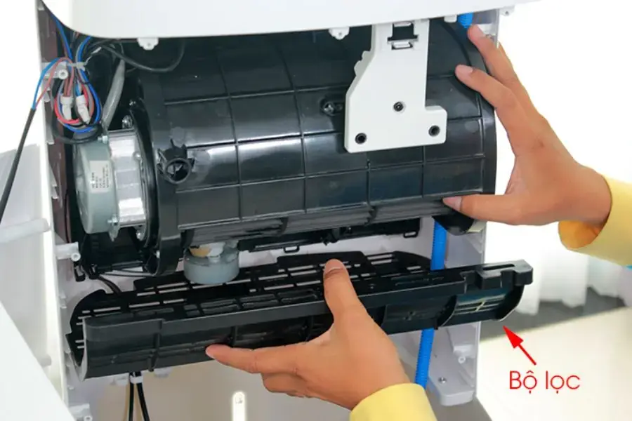 Tháo rời bộ lọc và vệ sinh