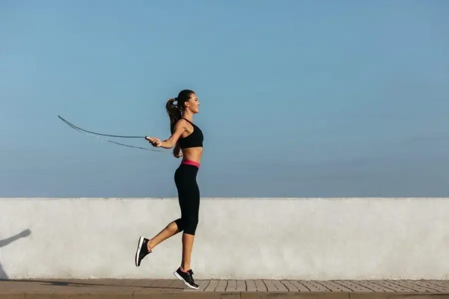 Bài tập nhảy dây từng chân giúp nâng cao lực tác động vào các cơ chân.