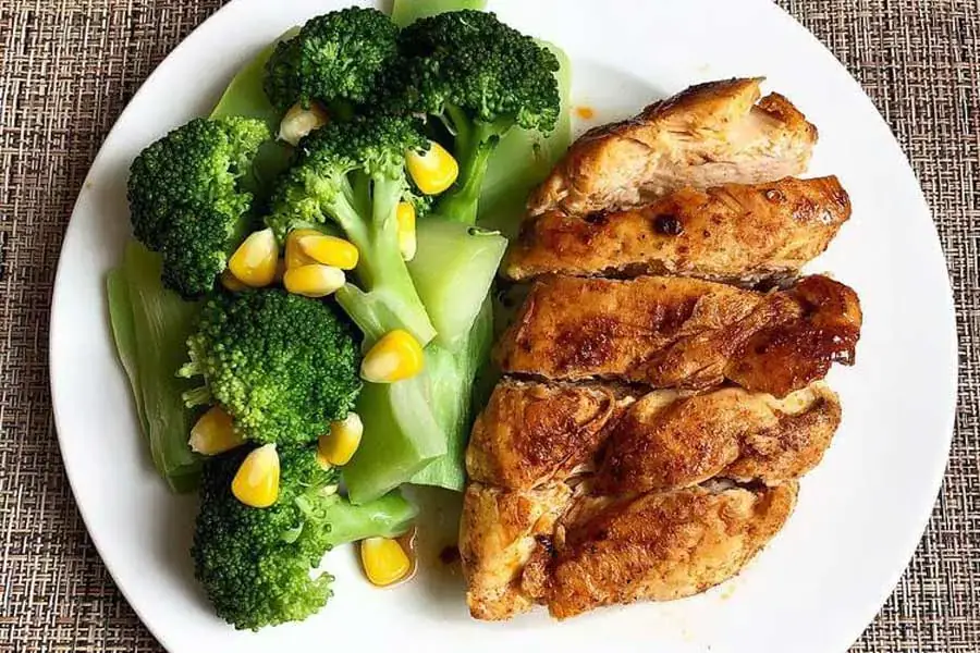 Gà nướng và bông cải xanh là bữa tối đầy đủ dinh dưỡng, hương vị còn rất hấp dẫn