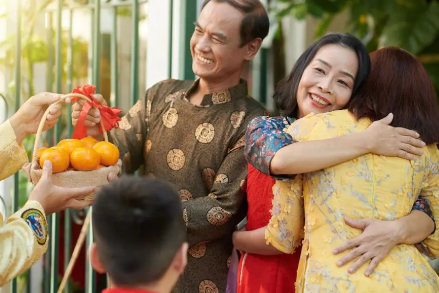 Tặng quà dịp đầu năm là cách thể hiện thân tình dành cho nhau