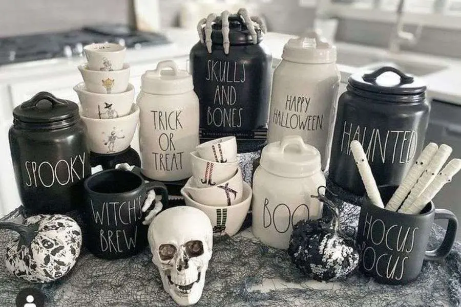 Sử dụng đầu lâu và bí ngô để decor.