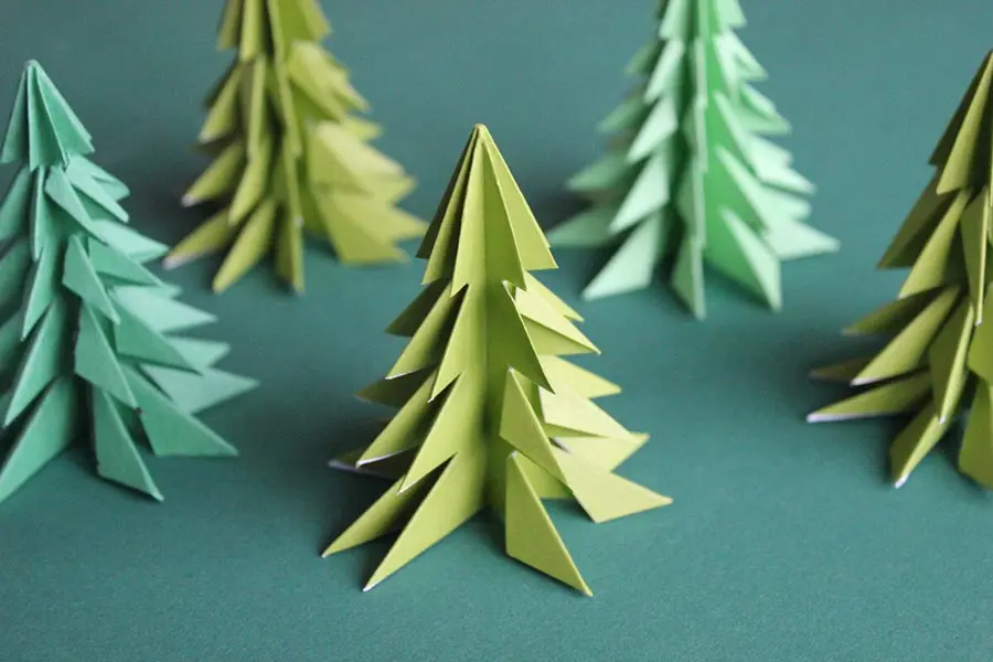 Bạn có thể biến tấu làm cây Noel bằng giấy với nhiều cánh hơn.