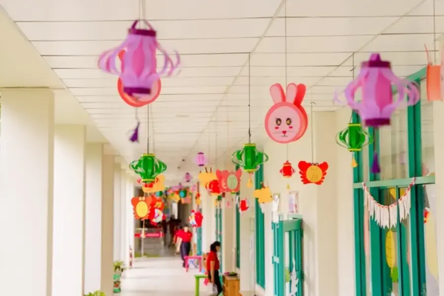 Hình ảnh con vật ngộ nghĩnh, đáng yêu tô điểm trường học mầm non. 