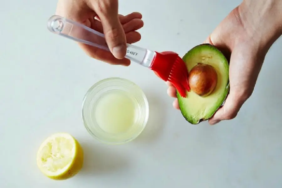 Lấy nước cốt chanh quét lên mặt bơ rồi đem đi bả quản trong ngăn đá