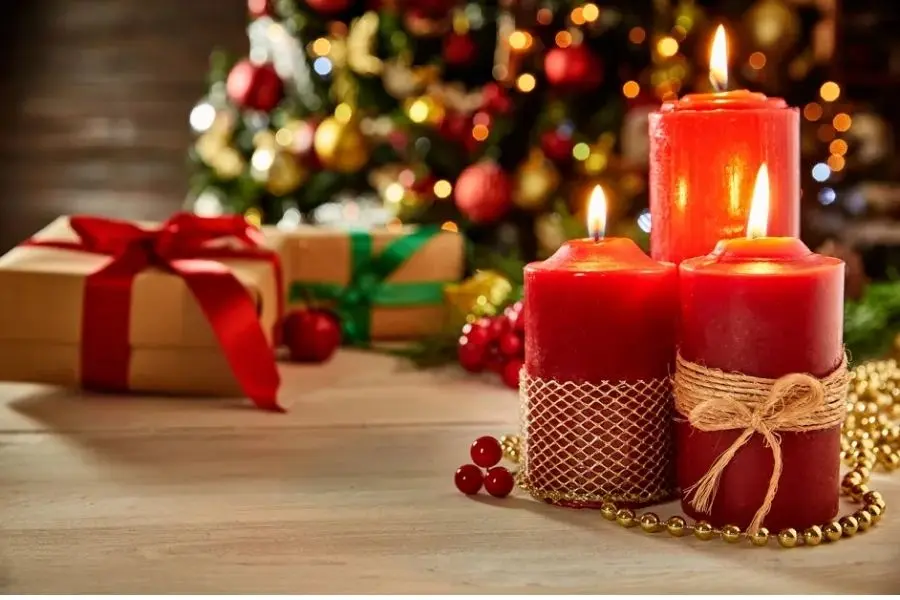 Nến thơm giúp không gian cửa hàng trở nên ấm cúng và gần gũi.