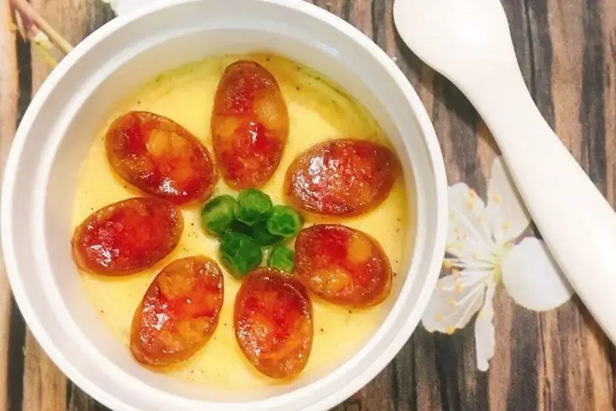 Trứng hấp lạp xưởng.
