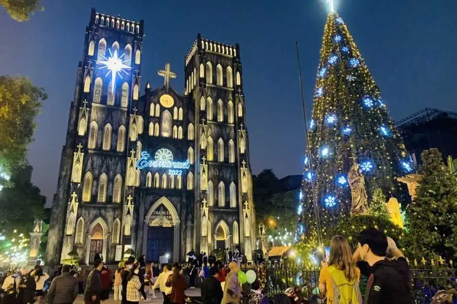 Nhà Thờ Lớn ngự quận Hoàn Kiếm - Hà Nội.