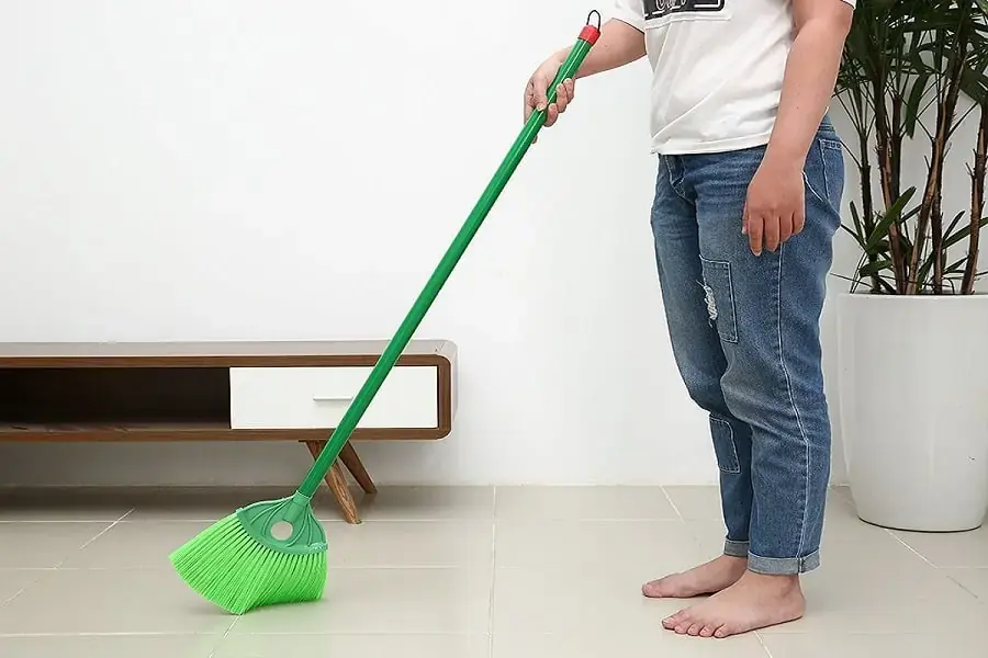 Cầm chổi đúng cách để việc quét dọn dễ hơn (nguồn: bachhoaxanh.com)