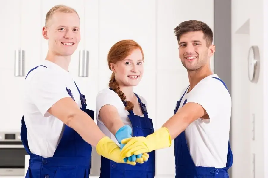 Người giúp việc nhà riêng cho gia đình sẽ thực hiện dọn dẹp nhà cửa, nấu ăn, rửa bát,...