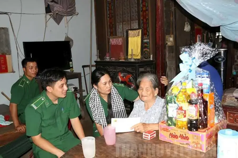 Nhà nước, Bộ ngành gặp mặt và trao quà cho người thân, gia đình anh hùng liệt sĩ.