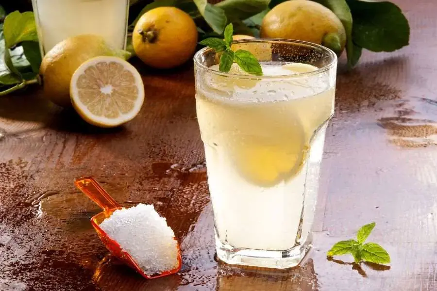 Nước chanh muối bổ sung chất điện giải, giúp lấy lại thân hình thon thả