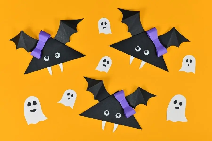 Trang trí Halloween quán cafe với dơi đen được làm từ giấy.