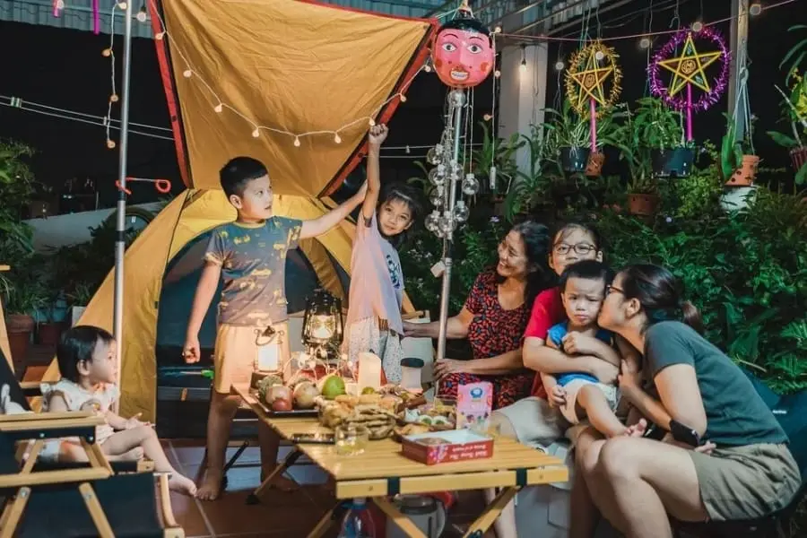 Khoảnh khắc gia đình quây quần phá cỗ, ngắm trăng và tận hưởng không khí Trung Thu ấm áp.