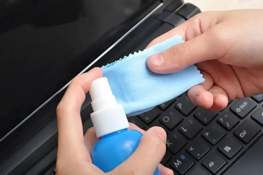 Dung dịch vệ sinh chuyên dụng để lau những vết bẩn bám chặt
